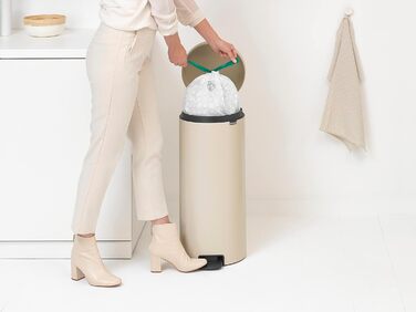 Відро для сміття Brabantia NewIcon 30L з м'яким закриттям, педальним приводом, знімним внутрішнім відром, Soft Beige, 29 x 38 x 68 см