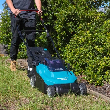 Акумуляторна газонокосарка Makita DLM382PT2 LXT 36V (2x18V) з 2-ма АКБ по 5Ah, ширина зрізу 38 см, травозбірник 40 л