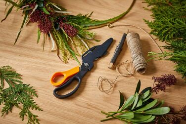 Універсальні ножиці Fiskars Cuts + More з титановим покриттям та заточувачем, розбірні леза, 23 см, чорно-помаранчеві, 1000809