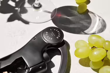 Штопор вертикальний L’ATELIER DU VIN Oeno Motion, чорний, метал і масив горіха, преміум