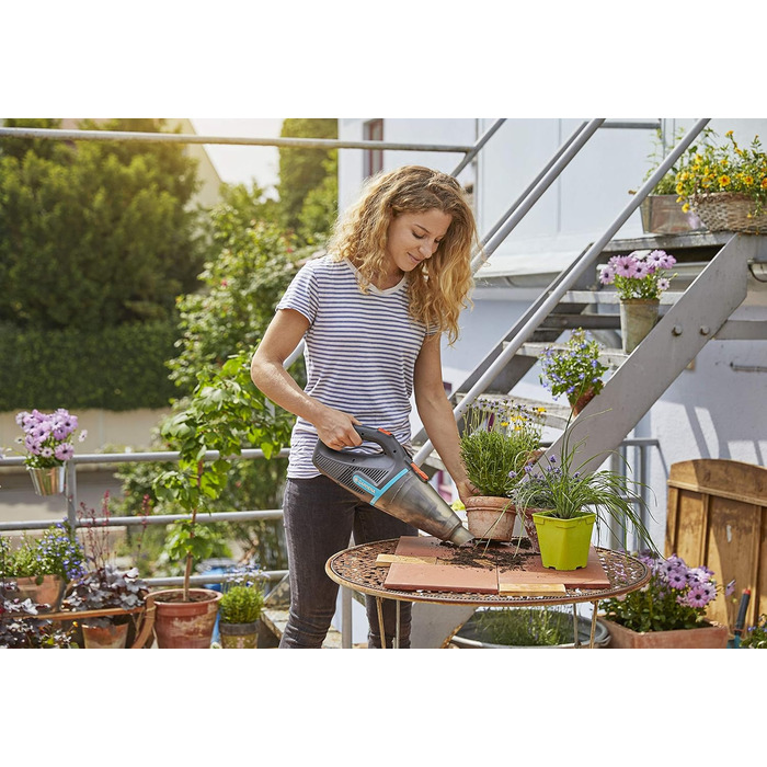 Gardena Outdoor Hand Vacuum EasyClean Li: Battery-powered vacuum for wet and dry particles, integrated lithium-ion battery, high suction power (9339-20)