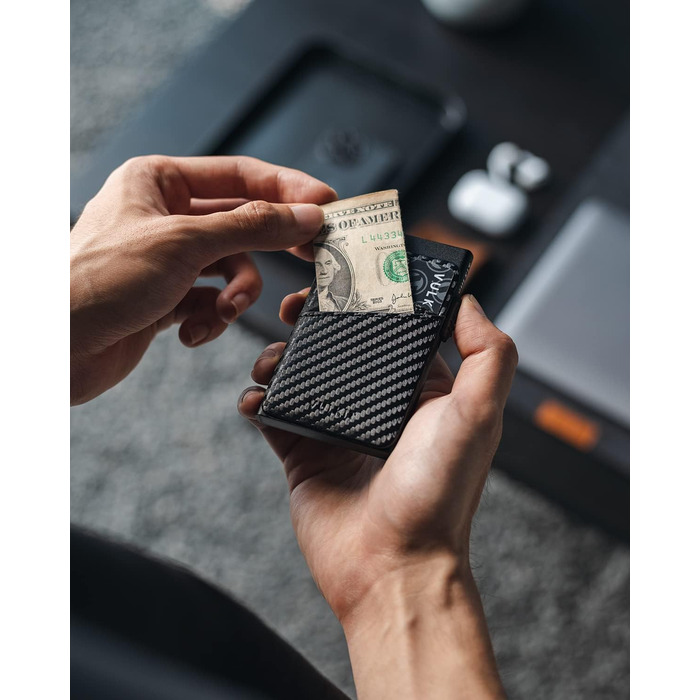 VULKIT: Елегантне картхолдер для чоловіків з металу та шкіри. Автоматичний Pop-Up картхолдер RFID NFC захистом. Місткість: 5-9 карт. Матеріал: шкіра, метал, карбон.