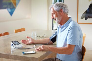 Тонометр OMRON M400 Intelli IT - автоматичний для вимірювання артеріального тиску на плечі | клінічно перевірений | підходить для діабетиків та вагітних | безкоштовний додаток для смартфона (iOS & Android) | діапазон манжет 22-42 см