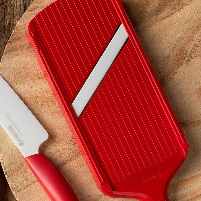 Терезка Kyocera Universal для овочів та фруктів, червона, з керамічними лезами, з захистом пальців, ергономічна, з отвором для підвішування