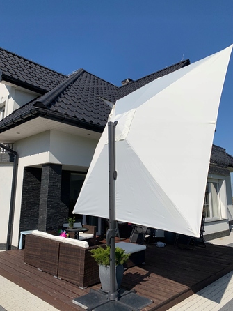 Парасолька садова з бічним стійкою GardenLine, бежева, 250 x 250 см