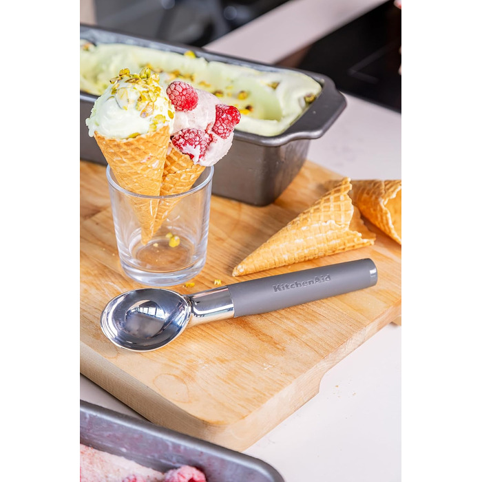 Прес для часнику KitchenAid Softgrip сірий (вугільний), з дерев'яною ручкою