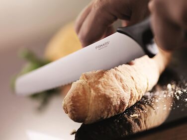 Ніж для хліба Fiskars Essential з хвилястим лезом, 23 см, пластик/нержавіюча сталь, чорний/сріблястий