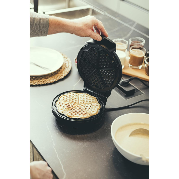 Severin Black Line Heart Waffle Maker - PFAS-Free Coating, Indicator Light, Cord Storage, 1000W
