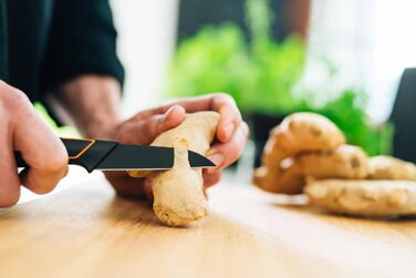 Ніж для чищення овочів Fiskars Design Edge 8 см, березове дерево, чорний 1003099
