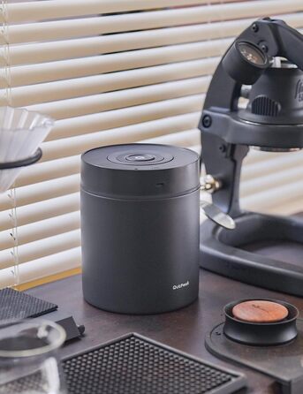 OUTPEAK 2025 Kilo Auto Вакуумна кавова банка 1,8L для 601.0 г кавових зерен з автоматичним керуванням, нержавіюча сталь, з ложкою, для зберігання свіжості на 6 місяців (Barista Champion's Choice) (1.5L-S/Steel-Space Grey)