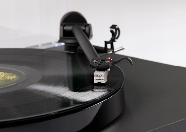 Вініловий програвач Rega Planar 1 Plus (модель 2021), чорний