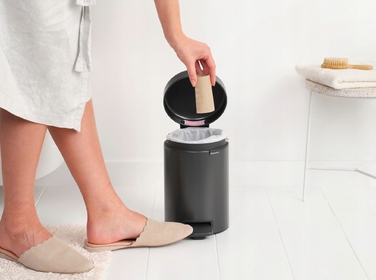 Сміттєвий кошик Brabantia NewIcon з педаллю, 3 л, графітовий