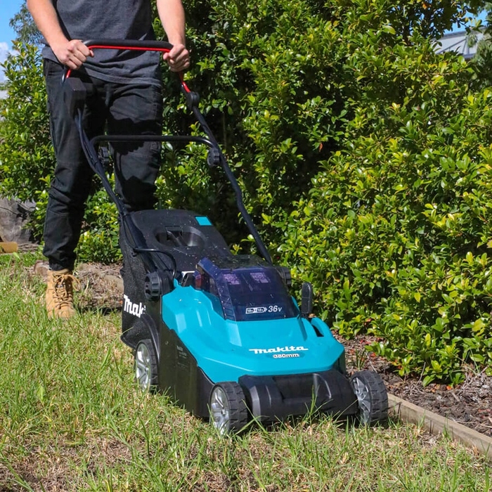 Акумуляторна газонокосарка Makita DLM382PT2 LXT 36V (2x18V) з 2-ма АКБ по 5Ah, ширина зрізу 38 см, травозбірник 40 л
