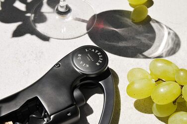 THE WINE WORKSHOP – Oeno Motion Wood & Black – Vertical Lever Corkscrew - Matte Metal and Solid Walnut Wood - Color Black