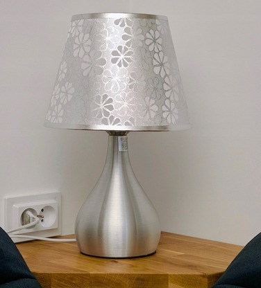 Сенсорна настільна нічна лампа з LED-абжуром, срібляста