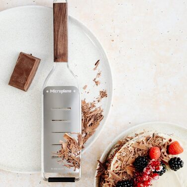 Терка кухонна Microplane Sehr Grob для овочів та сиру з ручкою з горіха волоського та нержавіючої сталі, Master Series, Made in USA