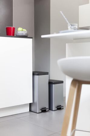 Сміттєвий кошик Curver Deco Slim 40 л, пластиковий, чорний/сріблястий металік, 39.3 x 25 x 60.7 см