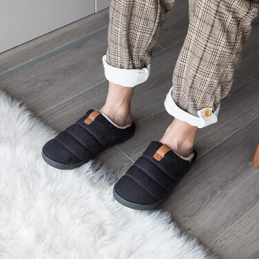 Чоловічі тапочки зимові теплі м'які комфортні з піною пам'яті протиковзкі для дому та вулиці 45/46 EU чорні